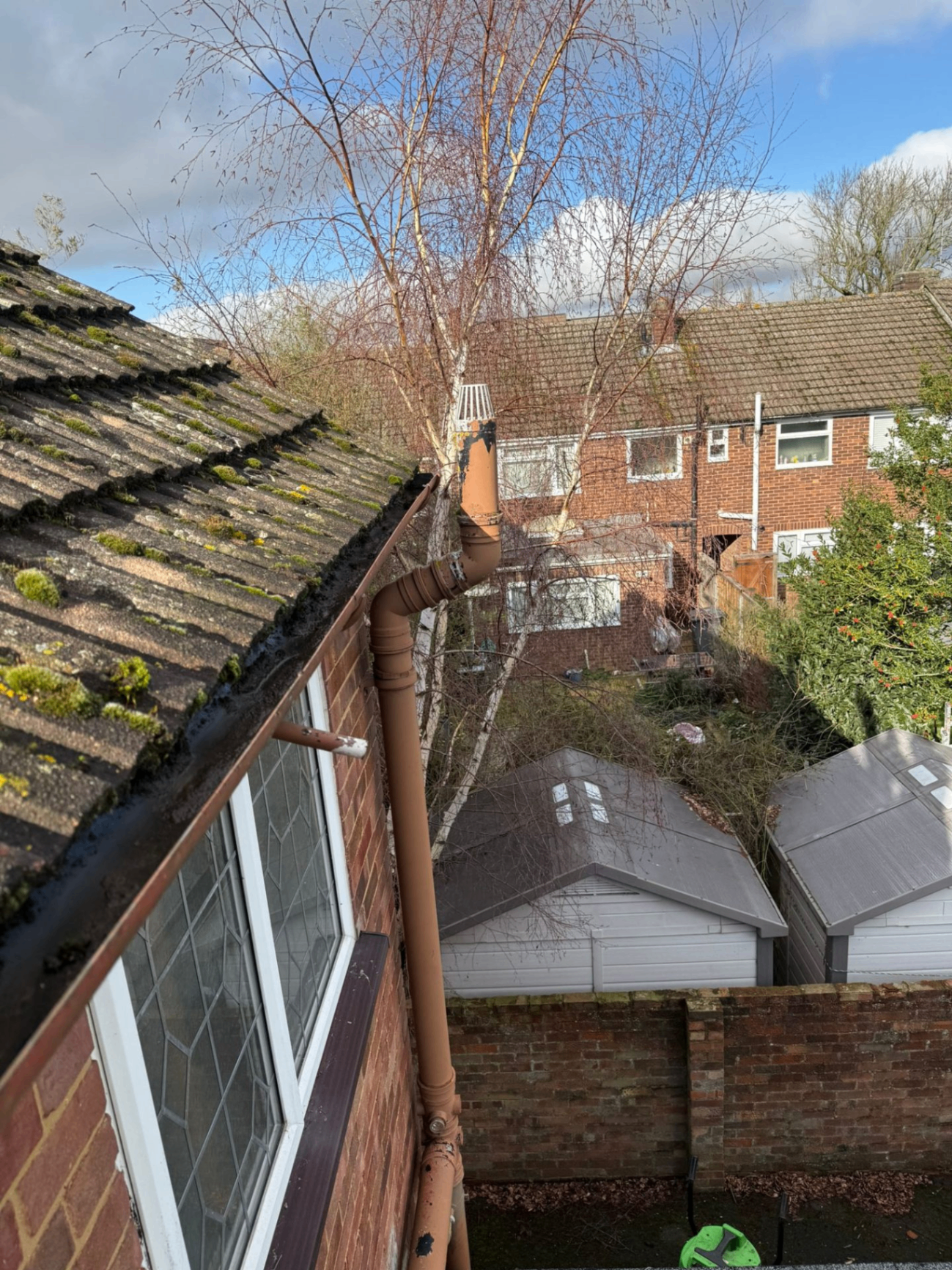 Same roof edge and gutter line after cleaning